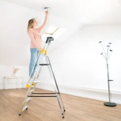 Escabeau 6 Marches DURAMP Aluminium Léger, Sécurisé Avec Rampes Et Porte-outils 119cm Hoström 14 Escabeau 6 Marches DURAMP Aluminium Léger, Sécurisé Avec Rampes Et Porte-outils 119cm Hoström -Kobleo escabeau 6 marches duramp alu pliable securise plateforme 119cm hostrom 4