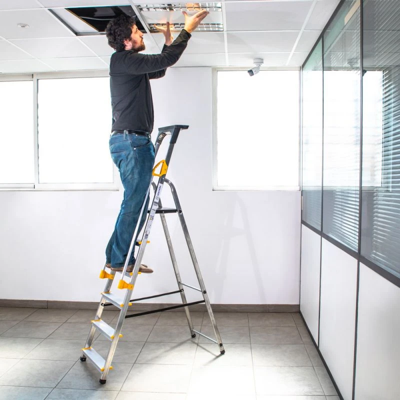 Escabeau 6 Marches DURAMP Aluminium Léger, Sécurisé Avec Rampes Et Porte-outils 119cm Hoström 6 Escabeau 6 Marches DURAMP Aluminium Léger, Sécurisé Avec Rampes Et Porte-outils 119cm Hoström – Image 6