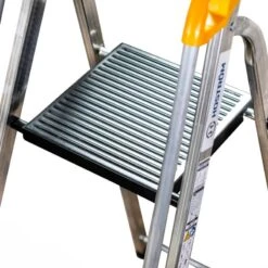 Escabeau 6 Marches DURAMP Aluminium Léger, Sécurisé Avec Rampes Et Porte-outils 119cm Hoström 18 Escabeau 6 Marches DURAMP Aluminium Léger, Sécurisé Avec Rampes Et Porte-outils 119cm Hoström -Kobleo escabeau 6 marches duramp alu pliable securise plateforme 119cm hostrom 8