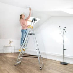 Escabeau 7 Marches DURAMP Aluminium Léger, Sécurisé Avec Rampes Et Porte-outils 140cm Hoström 14 Escabeau 7 Marches DURAMP Aluminium Léger, Sécurisé Avec Rampes Et Porte-outils 140cm Hoström -Kobleo escabeau 7 marches duramp alu pliable securise plateforme 140cm hostrom 4