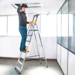 Escabeau 8 Marches DURAMP Aluminium Léger, Sécurisé Avec Rampes Et Porte-outils 162cm Hostrom -Kobleo escabeau 8 marches duramp alu pliable securise plateforme 162cm hostrom 5