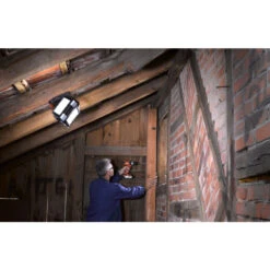 AEG Projecteur LED Triple Panneaux 18 V Sans Batterie Ni Chargeur 2500 Lum -Kobleo projecteur led triple panneaux 18 v sans batterie ni chargeur 2500 lum 3