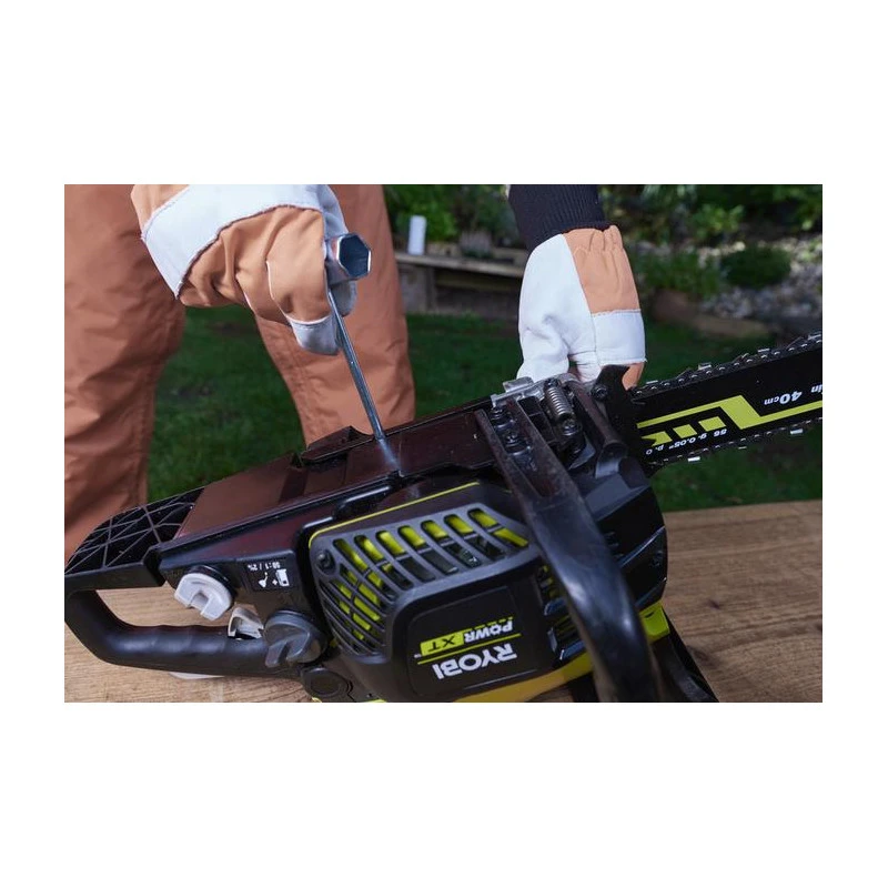 Ryobi Tronçonneuse Thermique Semi-pro 37,1cm3 40cm RCS3840T 3 Ryobi Tronçonneuse Thermique Semi-pro 37,1cm3 40cm RCS3840T – Image 3